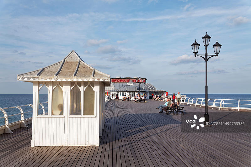 克罗默码头，背景是带凉棚和灯的亭阁剧院图片素材