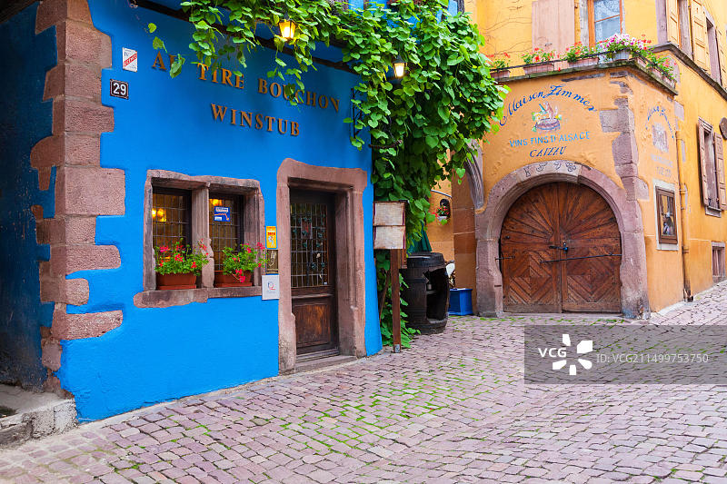 里克威尔色彩鲜艳的典型半木结构房屋图片素材