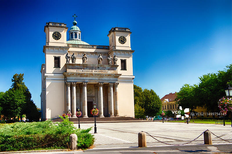 匈牙利佩斯州瓦茨大教堂的仰视角度图片素材
