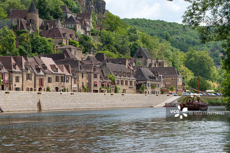 多尔多涅河上的拉罗克加雅克和旅游船图片素材