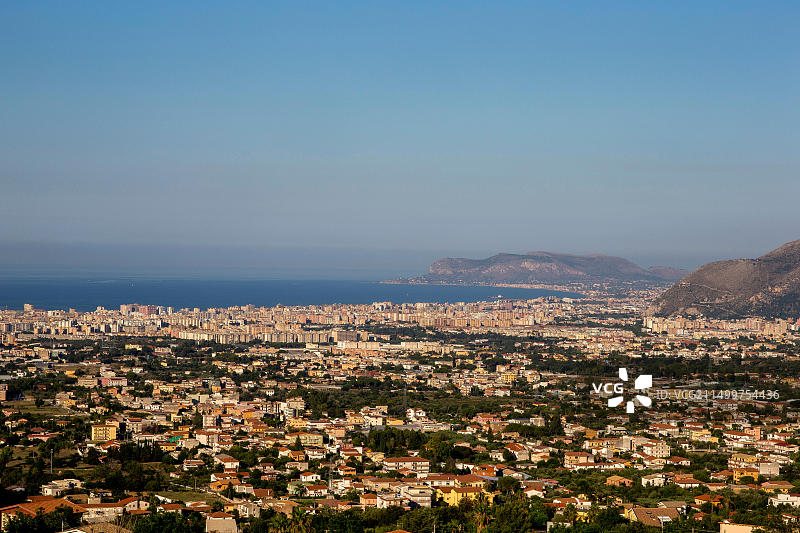 从蒙雷阿莱眺望意大利西西里岛巴勒莫市图片素材
