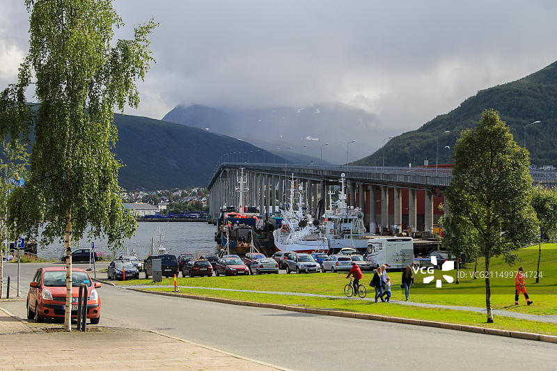 挪威特罗姆瑟的桥梁景色，夏季图片素材
