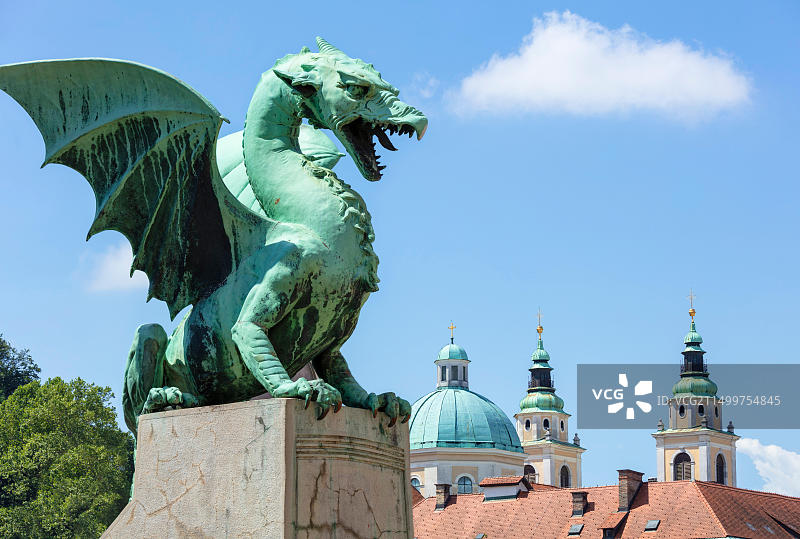 龙桥上的龙雕像，位于卢布尔雅那大教堂前，斯洛文尼亚，欧洲图片素材