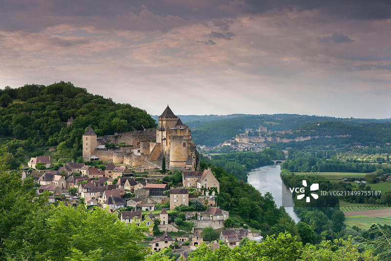 法国多尔多涅卡斯泰尔诺-拉沙佩勒村庄与城堡图片素材