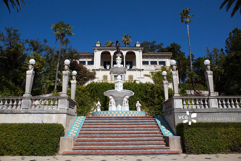 从A栋小屋，Casa del Mar，通往赫斯特城堡海王星泳池、喷泉和阳台的楼梯图片素材