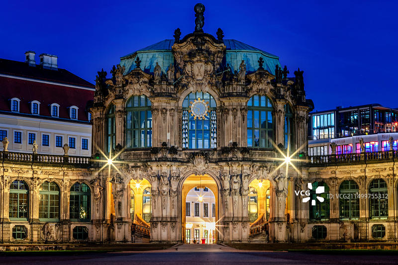 德累斯顿之夜：茨温格宫巴洛克建筑图片素材
