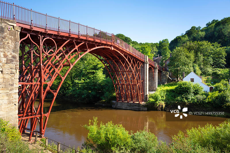 英国什罗普郡铁桥峡谷的红色铁桥图片素材