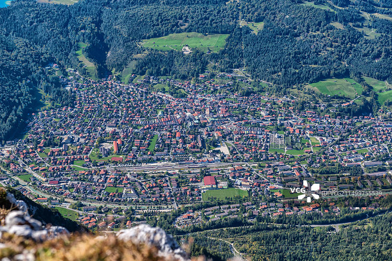 德国巴伐利亚阿尔卑斯山脉米滕瓦尔德的Passamani全景远足径图片素材