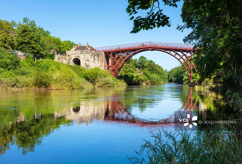 英国什罗普郡铁桥峡谷的红色铁桥图片素材