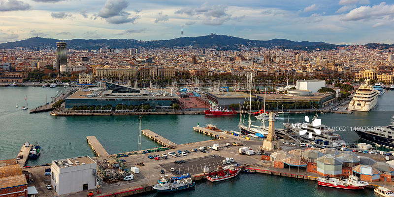 西班牙巴塞罗那灯火通明的城市鸟瞰图图片素材