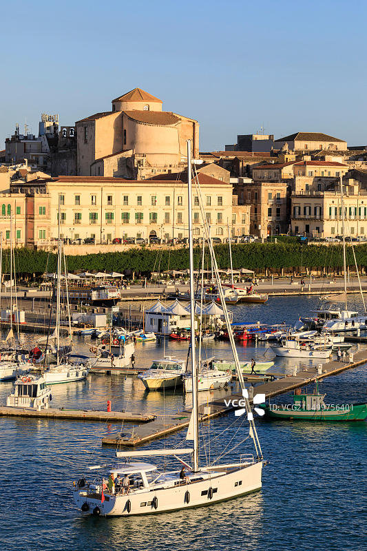 意大利西西里岛锡拉库萨奥尔蒂贾小港口的傍晚阳光图片素材