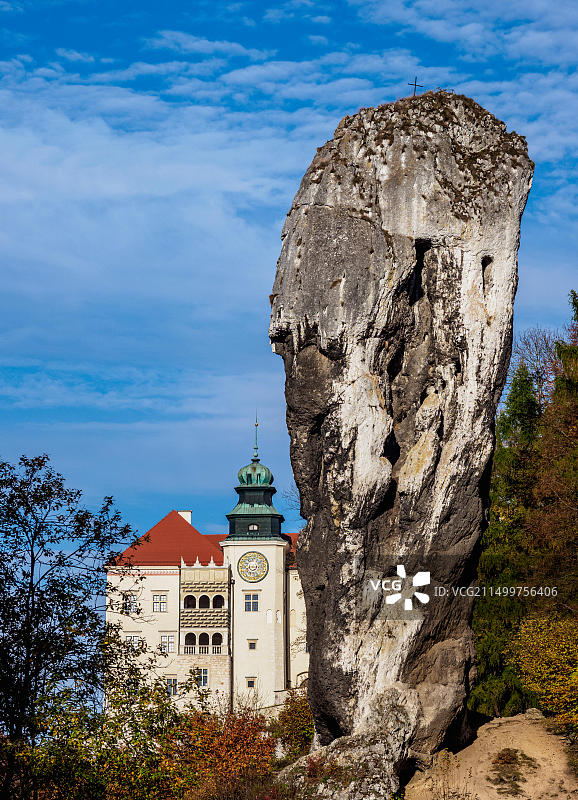 Pieskowa Skala城堡和赫拉克勒斯棒, 波兰Krakow-Czestochowa高地图片素材