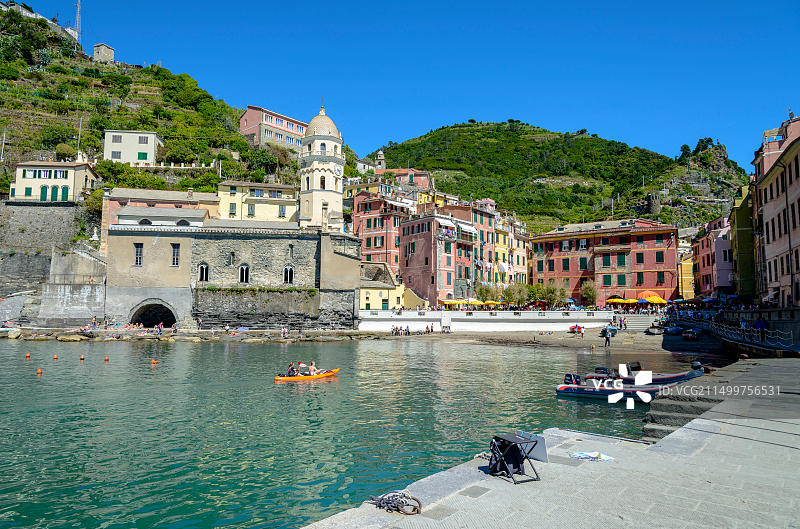 意大利韦尔纳扎：游客享受五渔村的各种活动图片素材