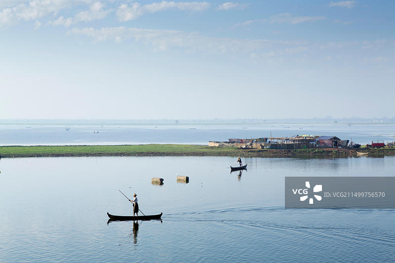 缅甸曼德勒阿玛拉布拉附近东塔曼湖上的鸭农牧鸭图片素材