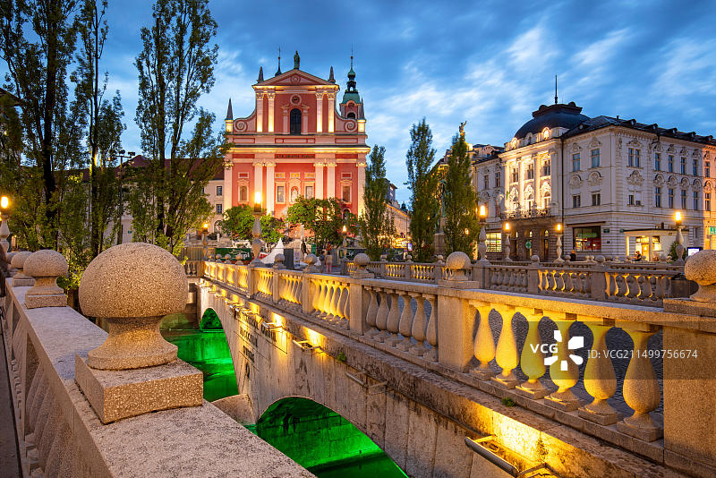 斯洛文尼亚卢布尔雅那的粉红色方济各教堂和三重桥夜景图片素材