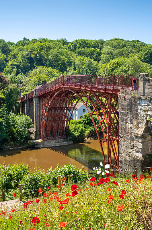 英国什罗普郡铁桥峡谷的红色铁桥图片素材