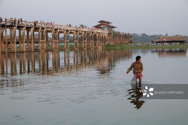 缅甸阿马拉布拉：东塔曼湖乌本桥附近的渔民图片素材