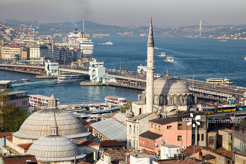 伊斯坦布尔吕斯泰姆帕夏清真寺，背景是加拉塔桥和金角湾图片素材
