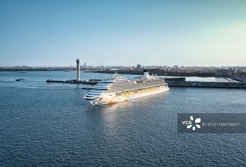 邮轮驶离上海国际邮轮码头图片素材