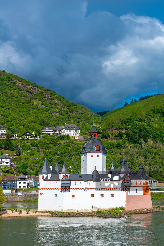 德国莱茵河中岛屿上的普法尔茨格拉芬施泰因14世纪收费城堡，联合国教科文组织世界遗产图片素材