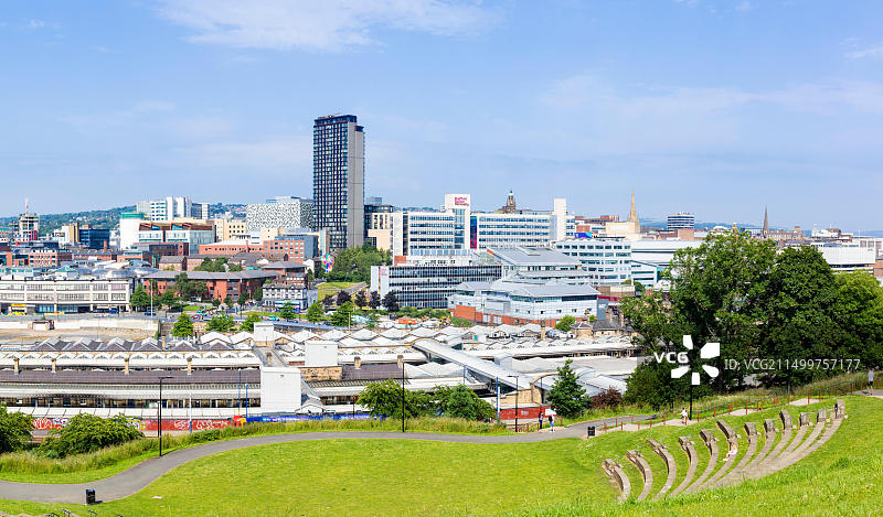 谢菲尔德市中心天际线、火车站、谢菲尔德哈勒姆大学和圆形剧场，英国南约克郡谢菲尔德图片素材
