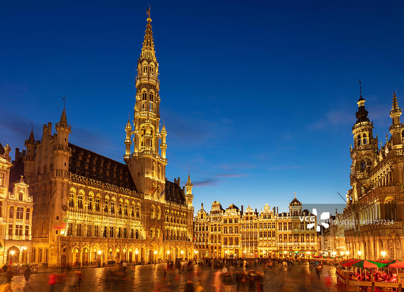 布鲁塞尔大广场和市政厅夜景（联合国教科文组织世界遗产）图片素材