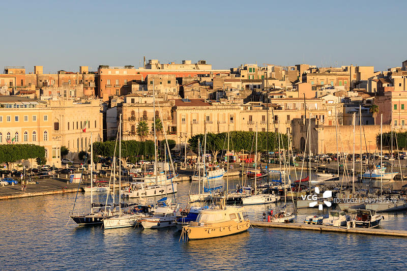 意大利西西里岛锡拉库萨奥尔蒂贾小港口的傍晚阳光图片素材