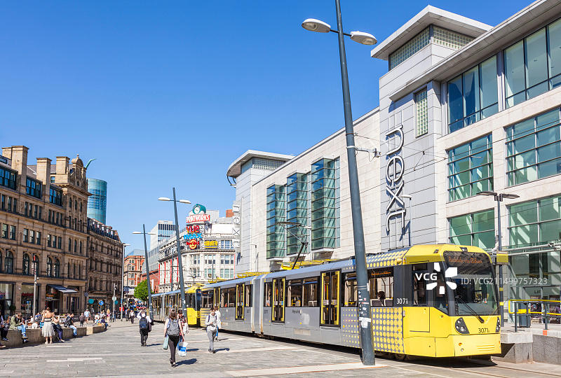 曼彻斯特交易所广场Next商店旁的电车站，位于英国曼彻斯特市中心图片素材