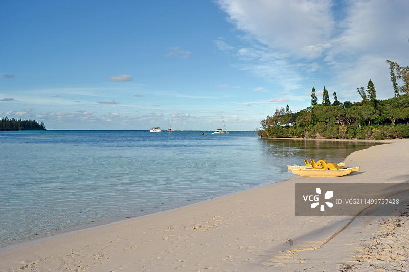 南太平洋新喀里多尼亚松树岛奥罗湾海滩岸边的皮划艇图片素材