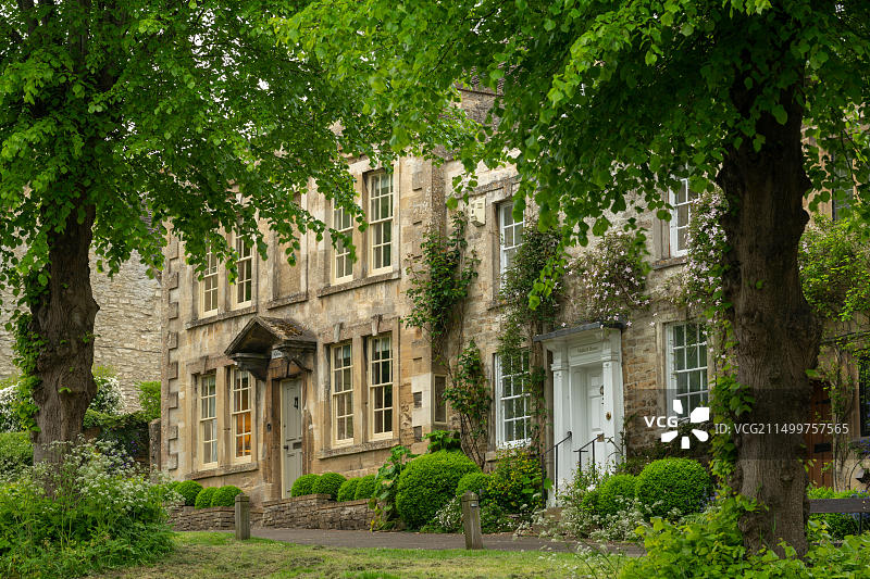 科茨沃尔德地区伯福德镇山丘上的房屋，英国牛津郡图片素材