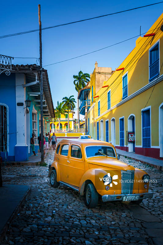 古巴圣灵省特立尼达的黄色出租车图片素材