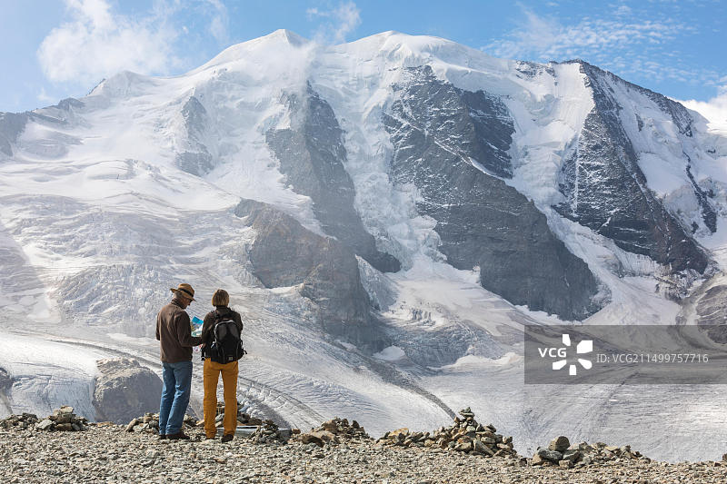游客欣赏迪亚沃莱扎和波斯冰川以及皮兹帕吕峰，圣莫里茨，格劳宾登州，恩嘎丁，瑞士，欧洲图片素材