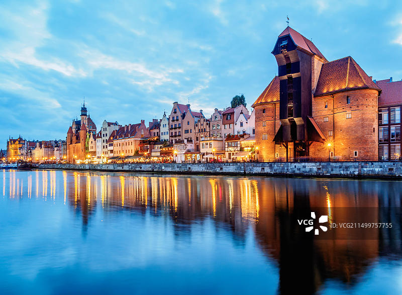 莫特拉瓦河与中世纪港口起重机，位于波兰格但斯克旧城区图片素材