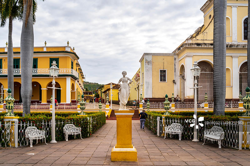 古巴特立尼达马约尔广场圣三一教堂图片素材