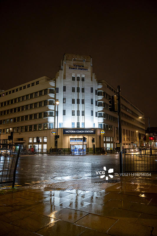 伦敦维多利亚长途汽车站夜景图片素材