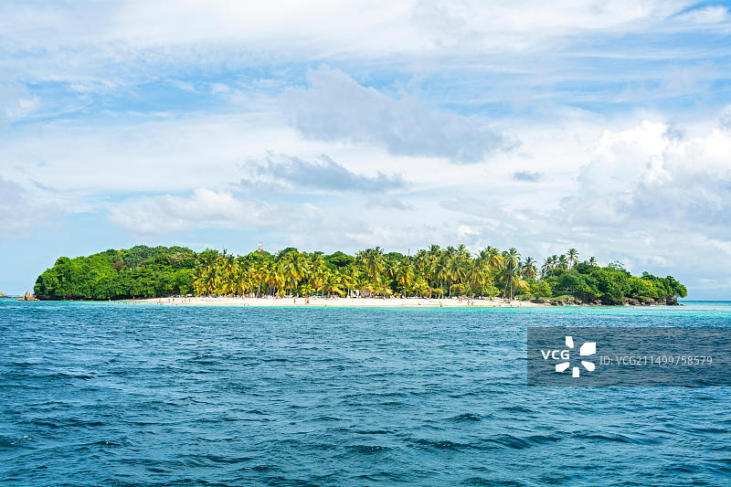 Cayo Levantado，也被称为“百加得岛”，是萨马纳湾的一个小岛，在行政上属于东北部的萨马纳省图片素材