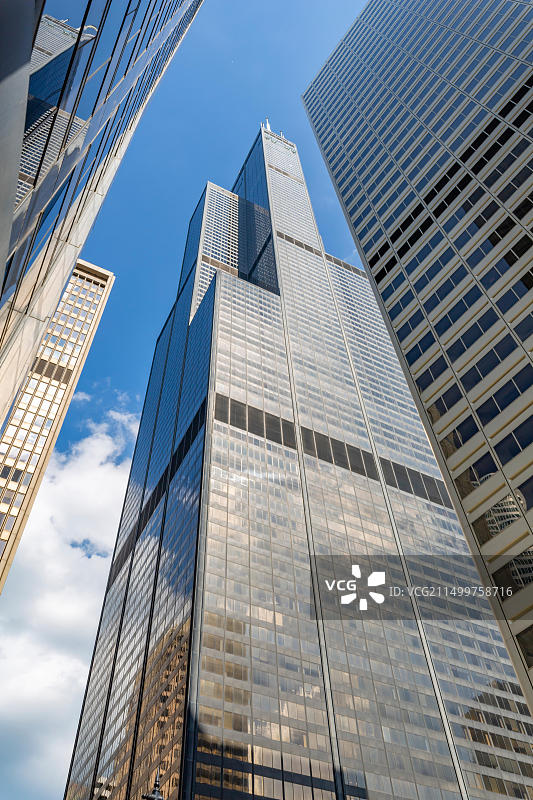 从下方街道观看威利斯大厦，美国伊利诺伊州芝加哥图片素材
