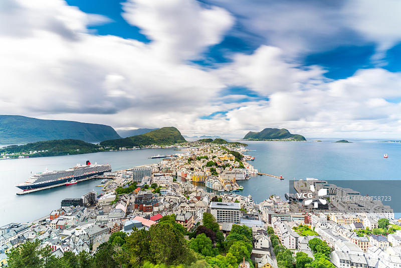 从挪威莫尔-鲁姆斯达尔郡的拜拉姆彭瞭望台俯瞰奥勒松和海洋，斯堪的纳维亚，欧洲图片素材