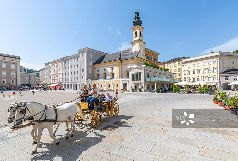 奥地利萨尔茨堡主教宫广场的圣米迦勒教堂和餐厅景观图片素材