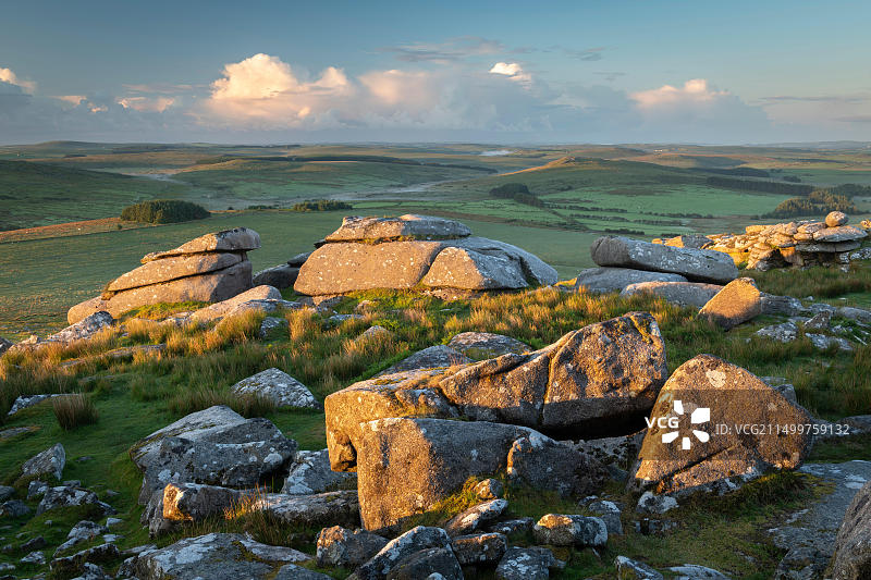 英国康沃尔博德明沼泽Roughtor花岗岩巨石上的第一缕阳光图片素材