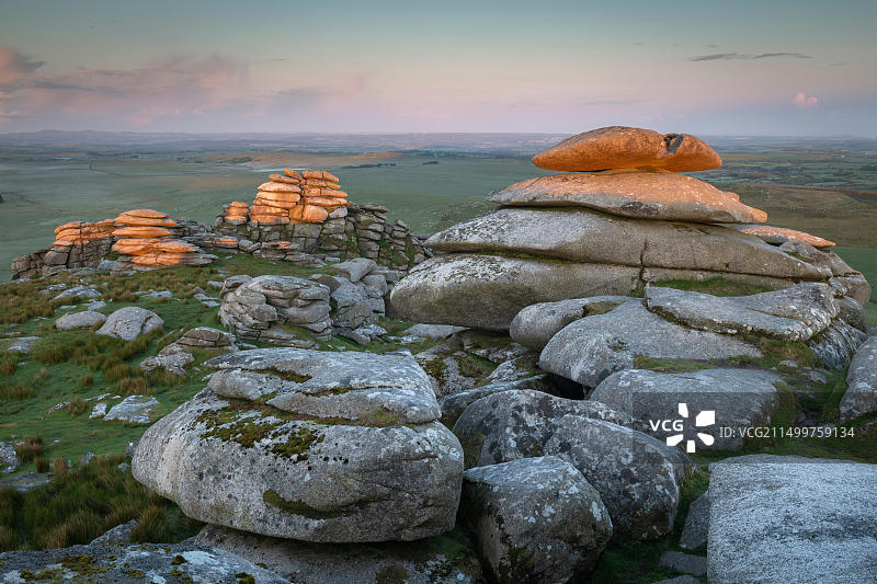 英国康沃尔郡博德明沼泽Roughtor山的日出晨曦图片素材