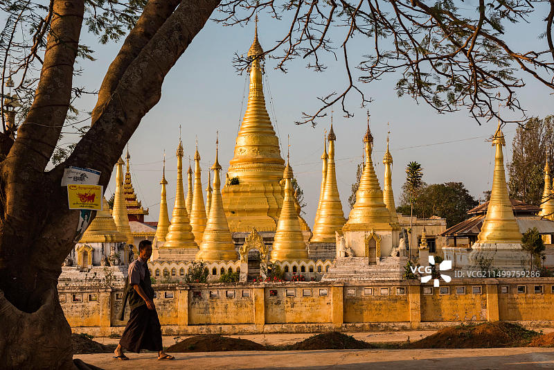 掸邦彬达亚的佛教僧侣街景，缅甸图片素材