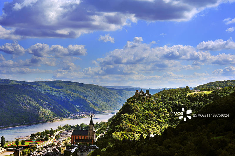 德国莱茵河中上游河谷奥伯韦塞尔小镇与美丽堡全景图片素材