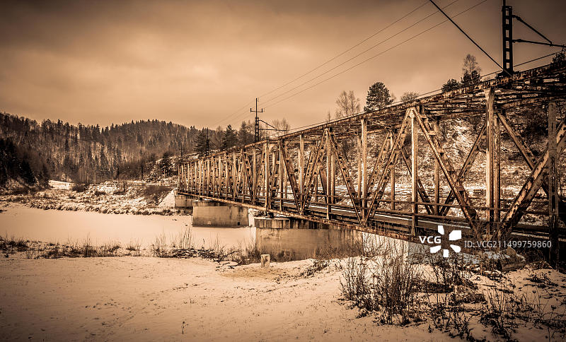 冬季冰冻河流上的钢结构铁路高架桥图片素材