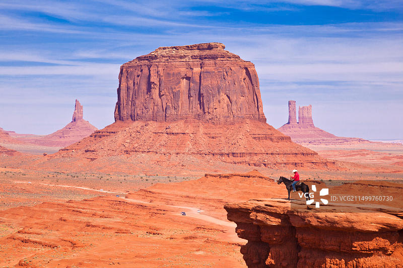 纪念碑谷纳瓦霍部落公园的骑马人图片素材