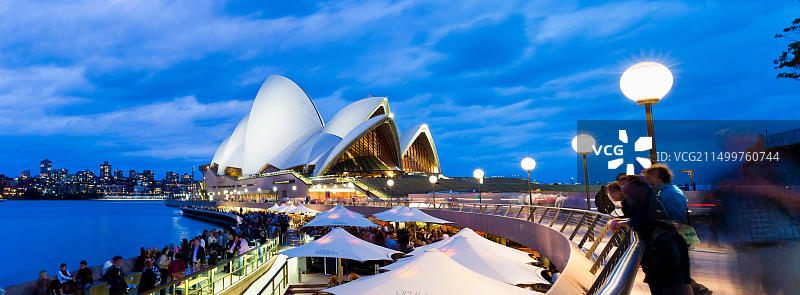 悉尼歌剧院（联合国教科文组织世界遗产）和悉尼歌剧院酒吧夜景，澳大利亚新南威尔士图片素材