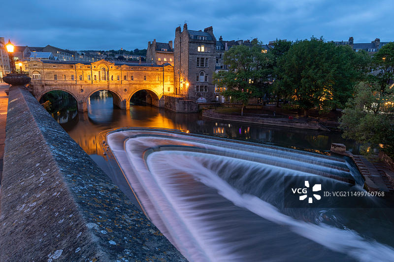 黄昏时分埃文河上的普尔特尼桥和堰坝，巴斯，联合国教科文组织世界遗产，萨默塞特，英格兰，英国，欧洲图片素材