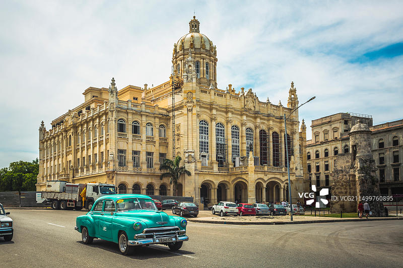 老式经典汽车与古巴哈瓦那革命博物馆图片素材
