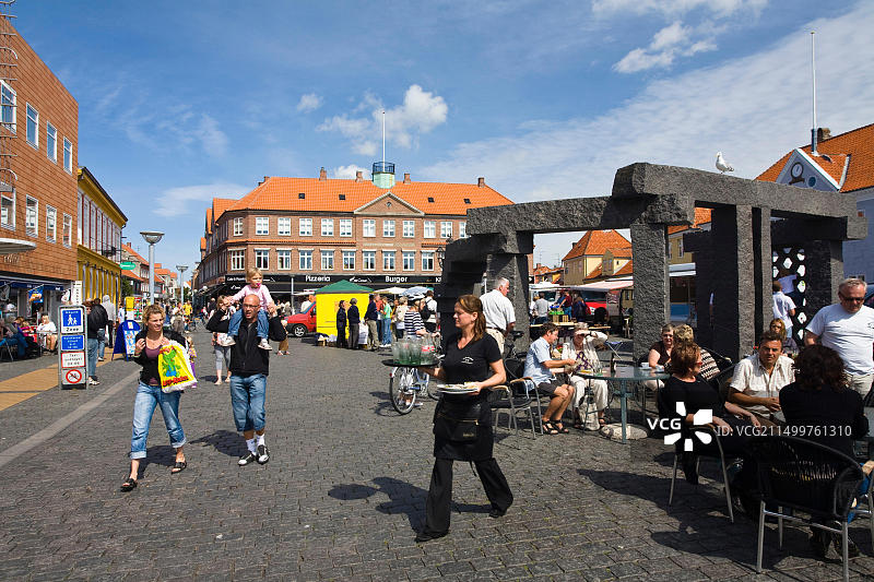 丹麦博恩霍尔姆岛伦讷热闹广场的街头咖啡馆图片素材