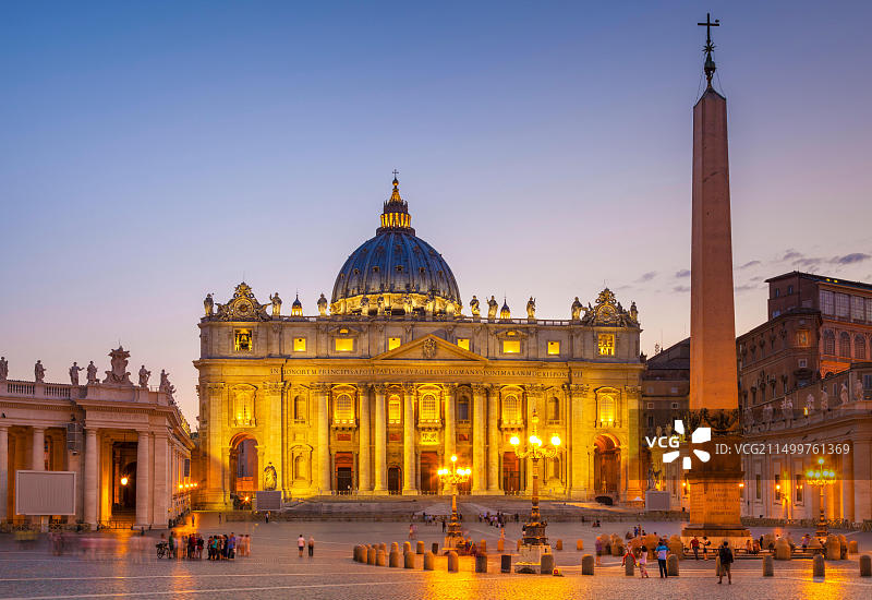 圣彼得广场和圣彼得大教堂夜景，梵蒂冈城罗马意大利图片素材